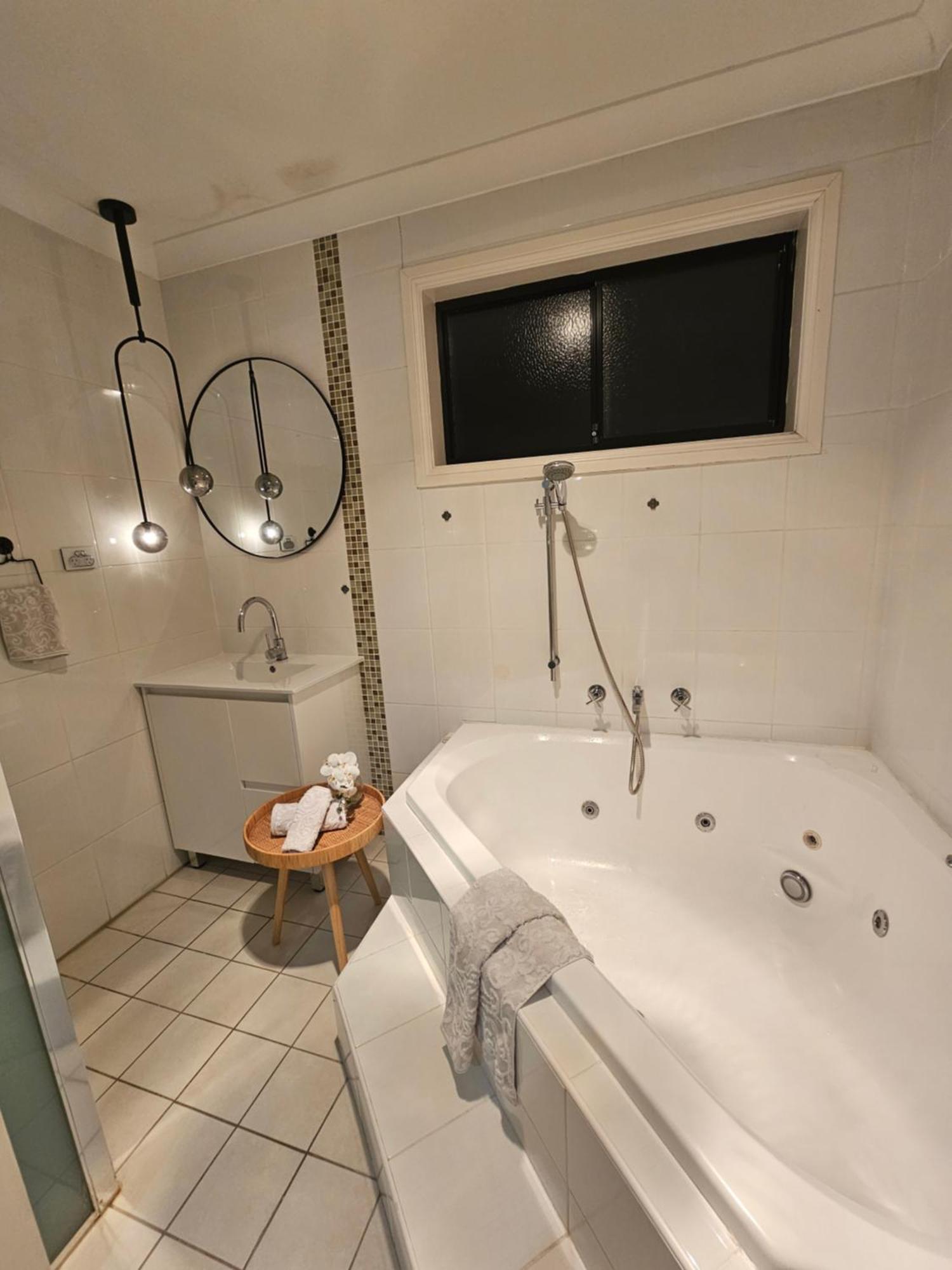 Book This Cozy Haven Room For Your Next Stay Shared Facilities Guildford Exterior foto